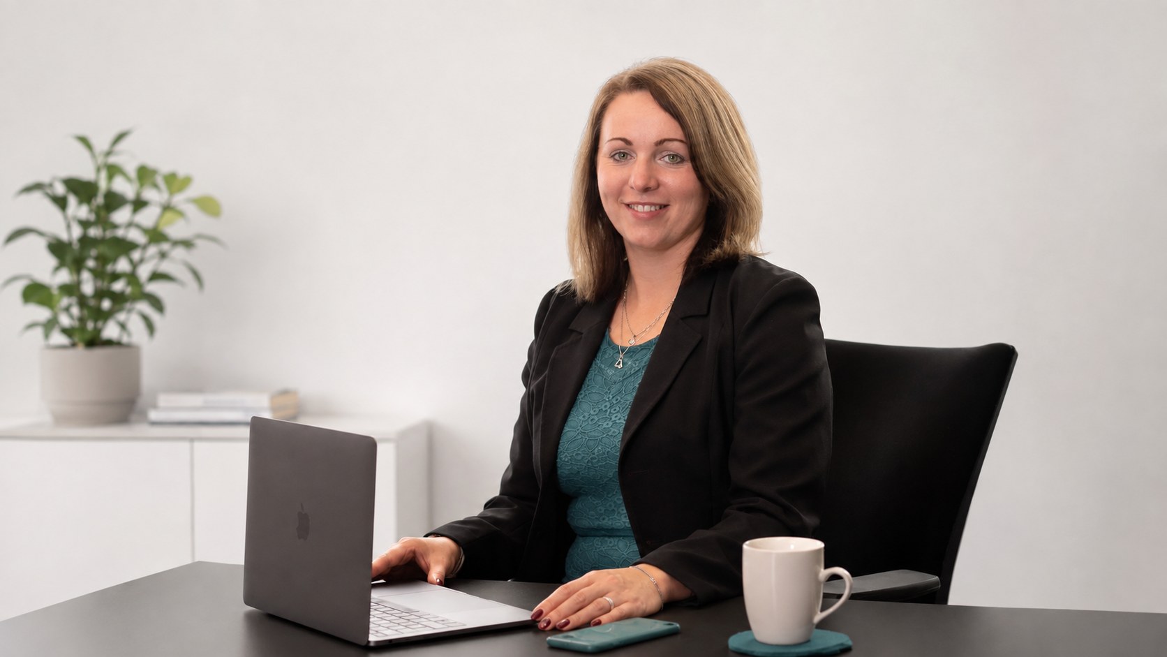Lucie Lacinová u pracovního stolu s notebookem ve své kanceláři